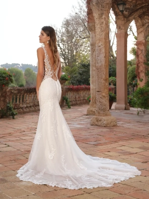 Robe sirène avec dos ouvert croisé et traîne chapelle
