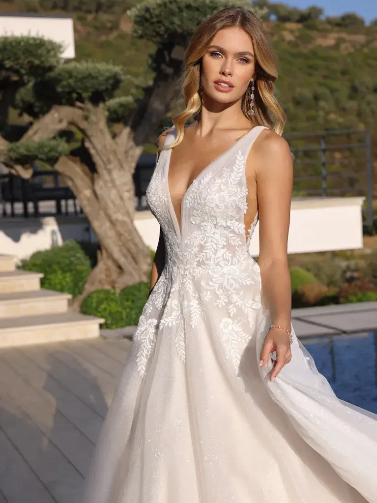 Robe de mariée princesse en tulle et dentelle avec corsage scintillant et décolleté profond