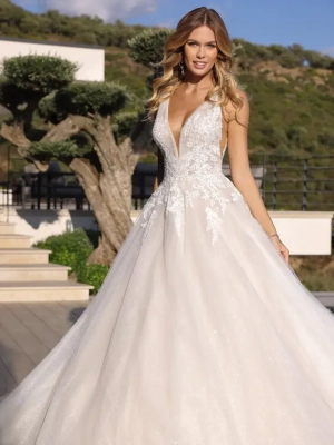Robe de mariée princesse en tulle et dentelle avec corsage scintillant et décolleté profond