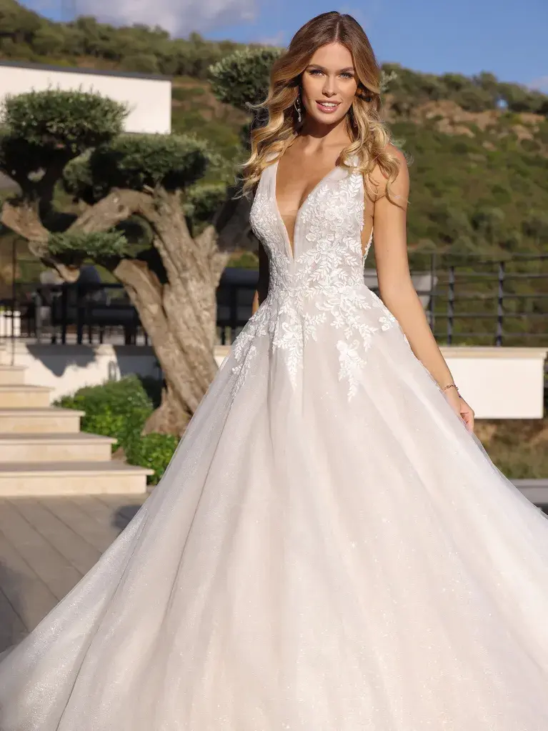 Robe de mariée princesse en tulle et dentelle avec corsage scintillant et décolleté profond