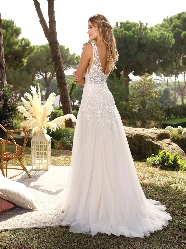 Robe de mariée avec décolleté en V et jupe élégante
