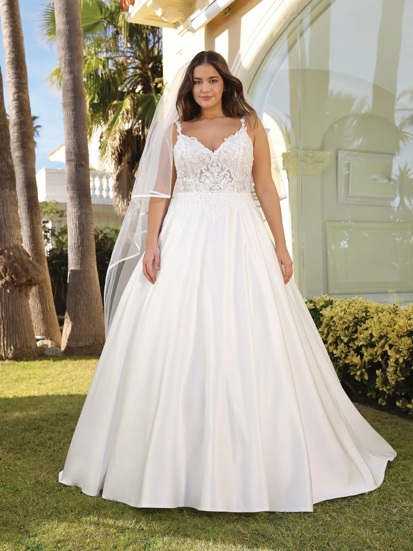Robe de mariée ligne-A avec corsage en dentelle florale et décolleté en V
