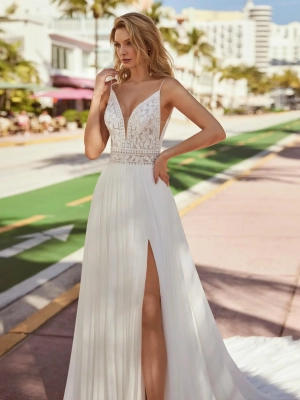 Robe de mariée Carisa en mousseline avec décolleté en V et fente élégante