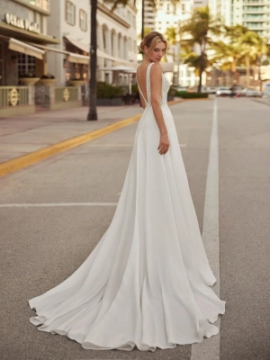 Robe de mariée simple en crêpe avec décolleté en V et dos ouvert