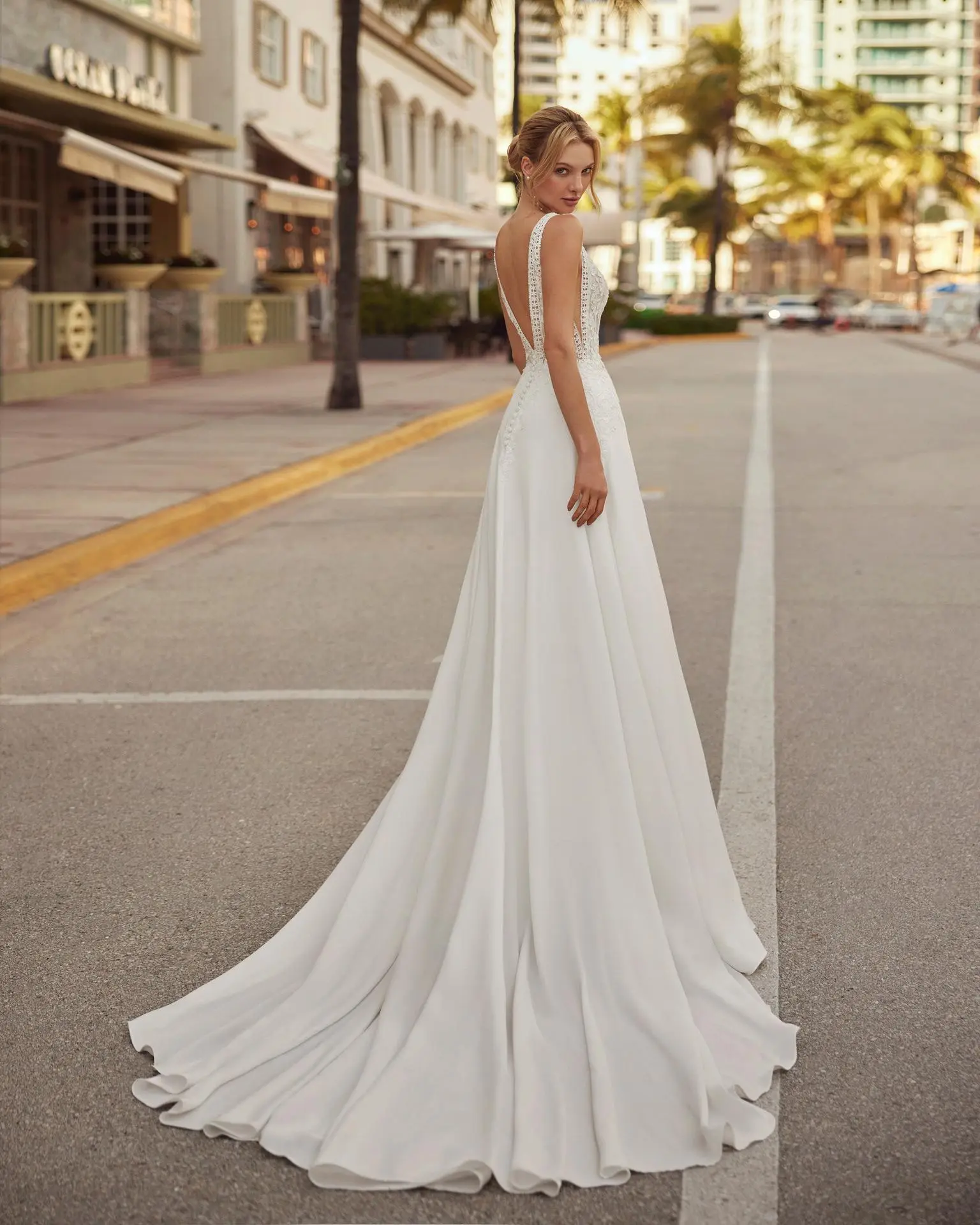 Robe de mariée simple en crêpe avec décolleté en V et dos ouvert