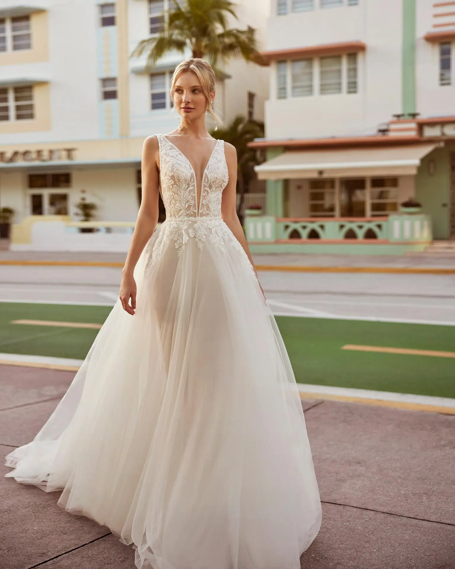 Vue arrière de la robe avec dos ouvert et traîne en tulle
