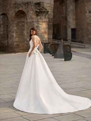 Robe de mariée classique en tissus floraux, élégance intemporelle