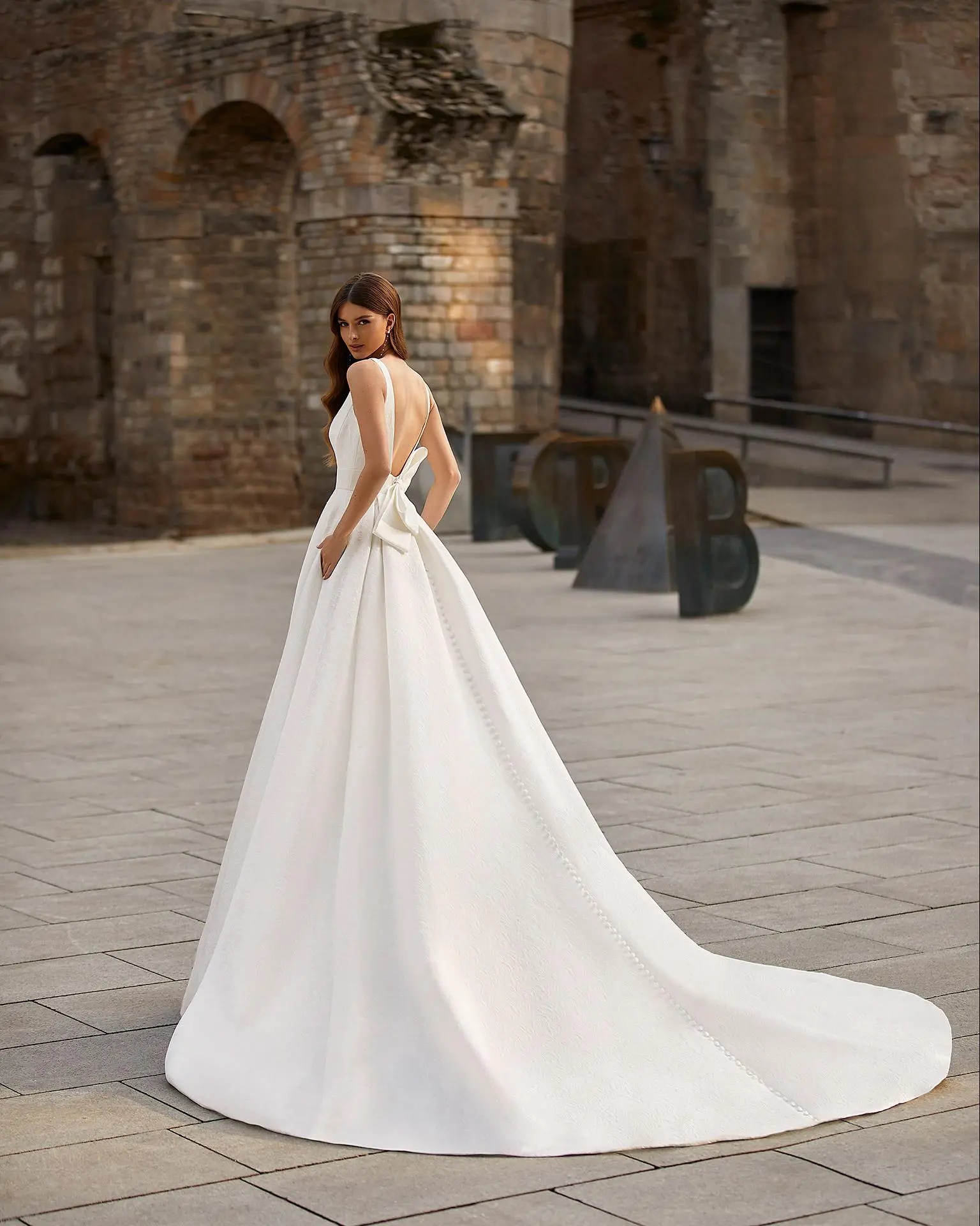 Robe de mariée classique en tissus floraux, élégance intemporelle