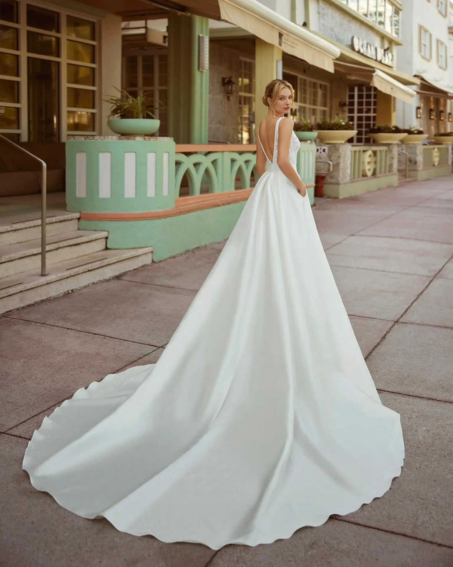 Robe de mariée princesse avec décolleté en V et corsage en dentelle
