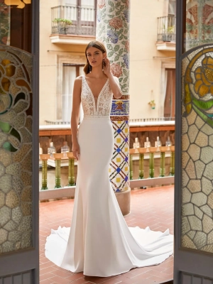 Robe de mariée en crêpe extensible avec dentelle et perles, décolleté profond et dos en V