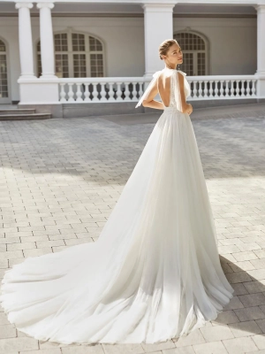 Robe de mariée princesse en tulle et dentelle perlée, décolleté en V, dos bas, nœuds en tulle sur les épaules