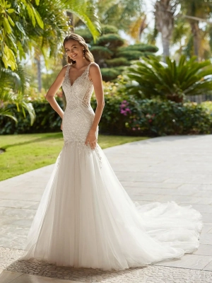 Robe de mariée sirène en dentelle avec appliqués de perles, décolleté en V et dos ouvert