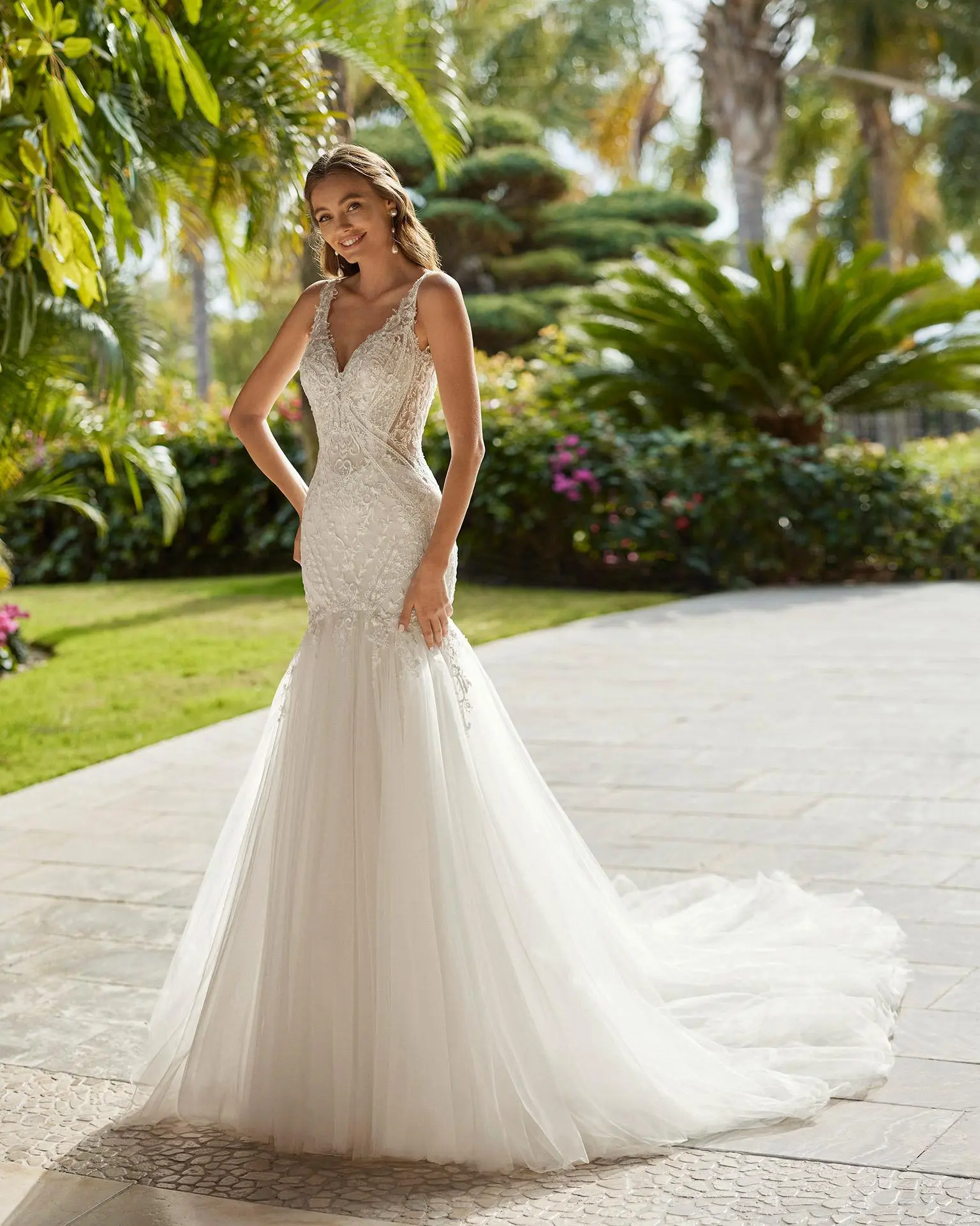 Robe de mariée sirène en dentelle avec appliqués de perles, décolleté en V et dos ouvert