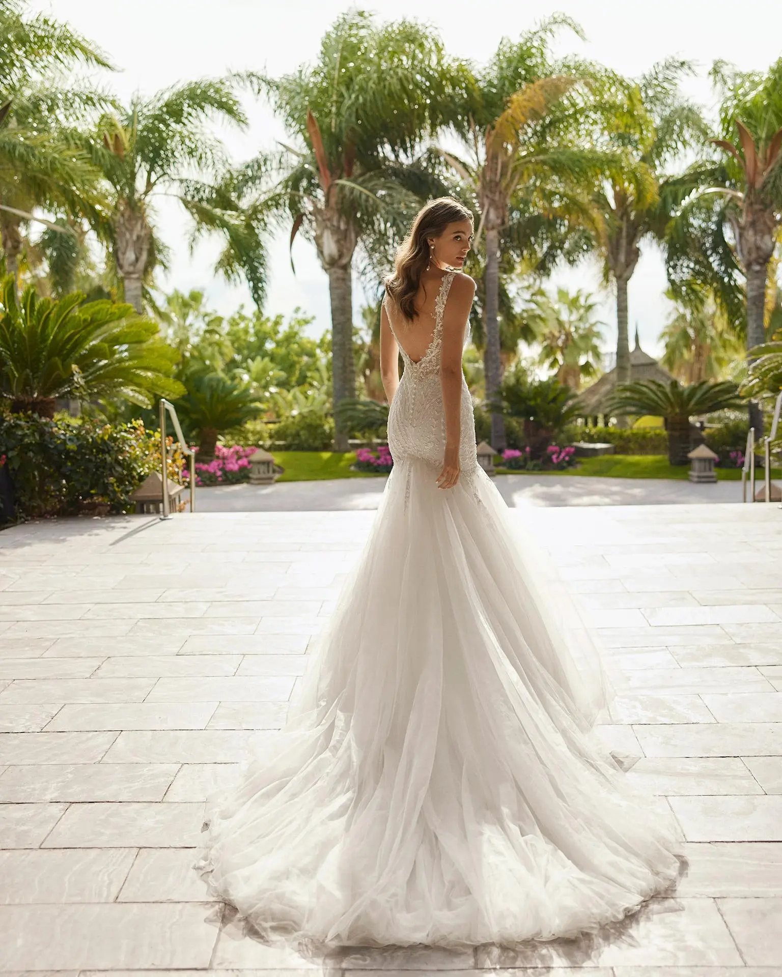 Robe de mariée sirène en dentelle avec appliqués de perles et jupe en tulle, décolleté en V et dos ouvert