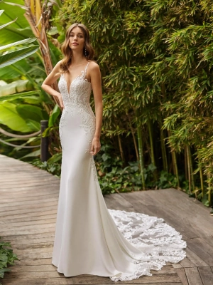 Robe de mariée sirène en crêpe stretch avec dentelle et perles, décolleté plongeant et traîne élégante