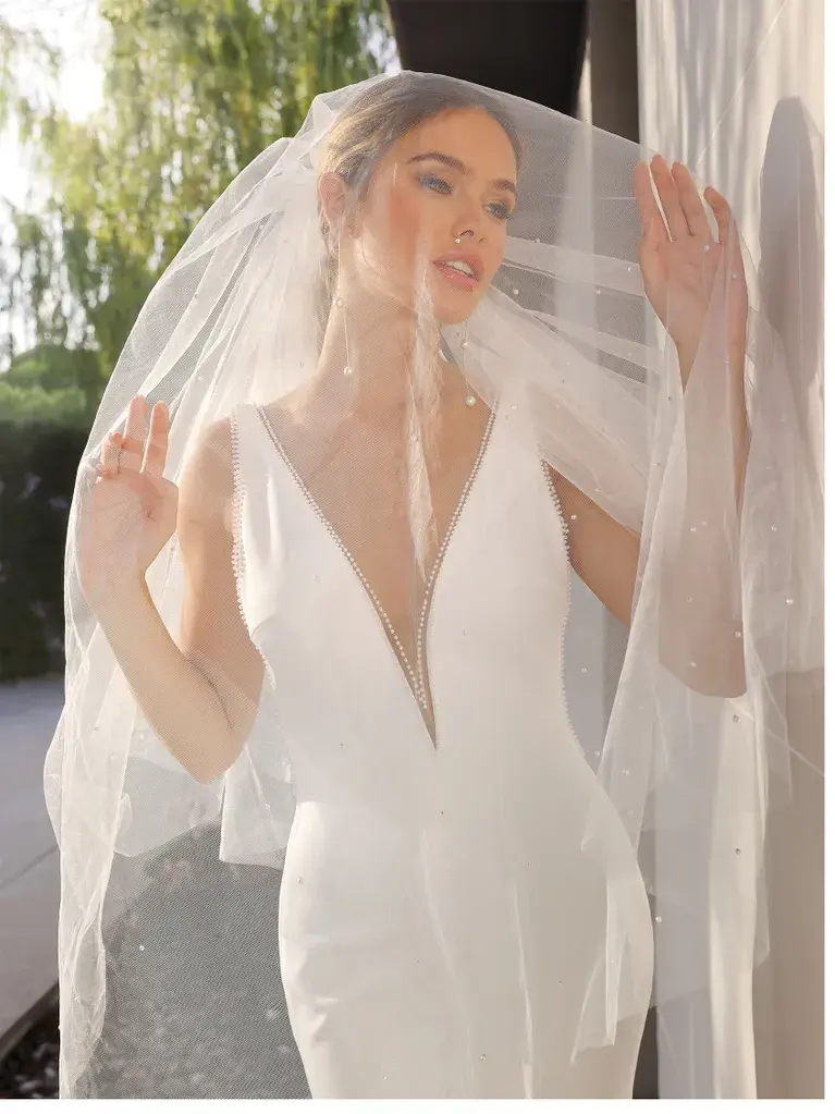 Vue d'ensemble de la robe sirène minimaliste en extérieur