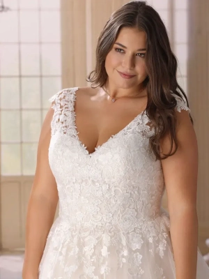 Robe de mariée grande taille avec décolleté en V et dentelle florale