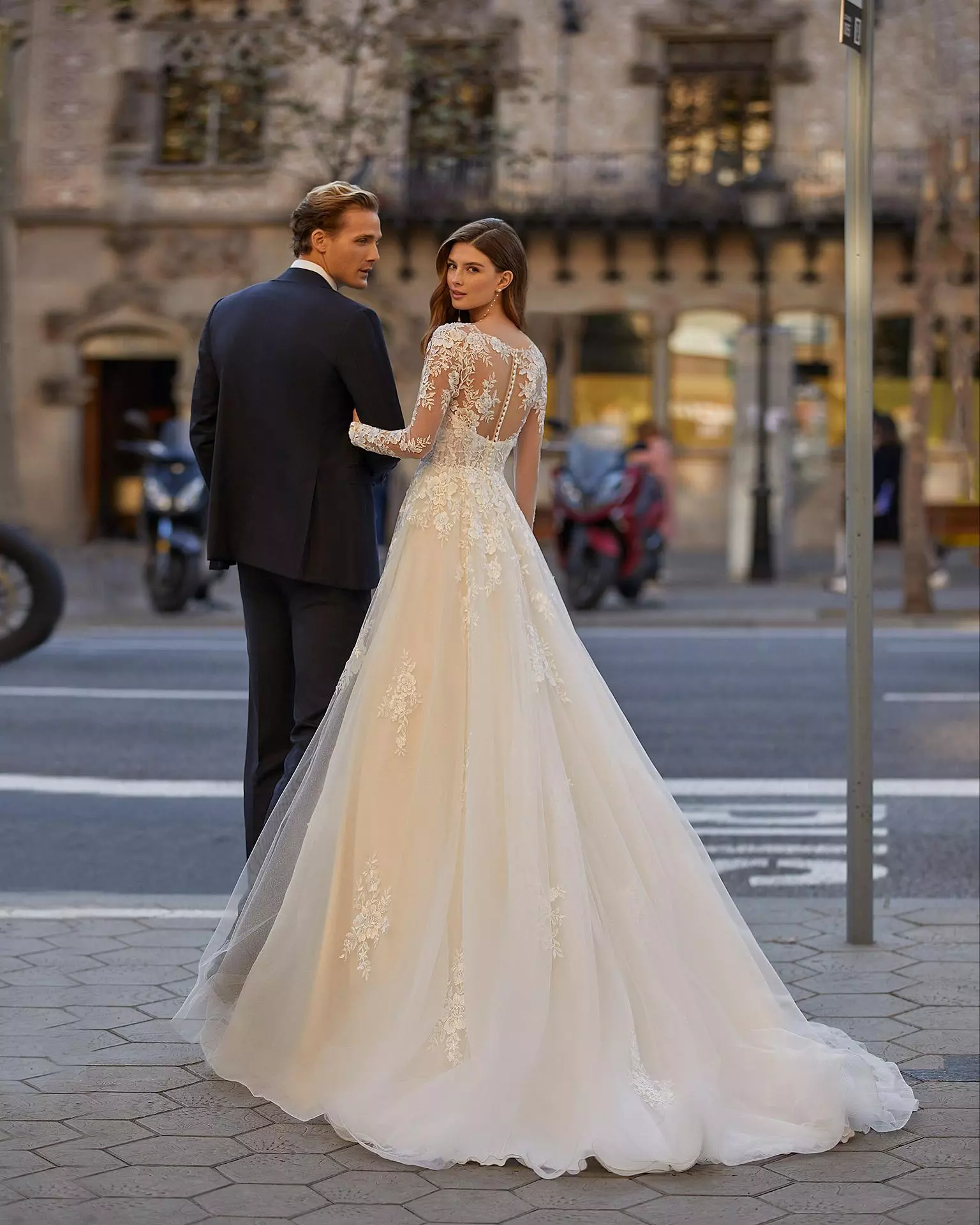 Détail de la dentelle perlée sur la robe de mariée
