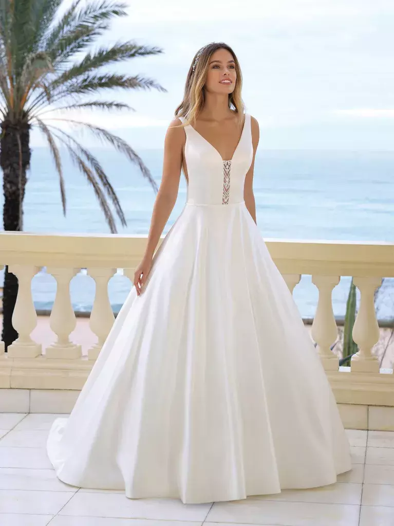 Robe princesse glamour avec décolleté perlé et dos échancré, en satin brillant