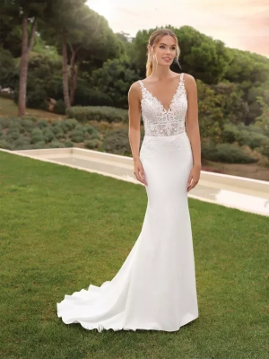 Robe sirène en crêpe soyeux avec corsage en dentelle exquise