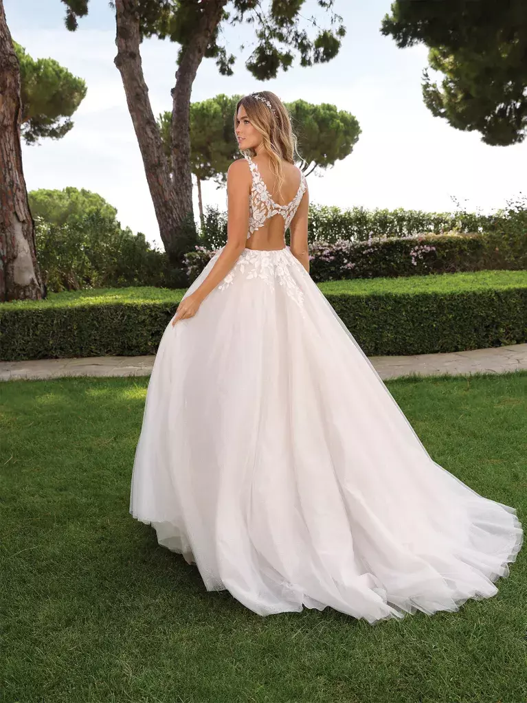 Vue de face de la robe NORABEL en dentelle et tulle scintillant