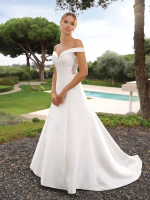 Robe minimaliste avec bretelles épaules nues et dos en dentelle