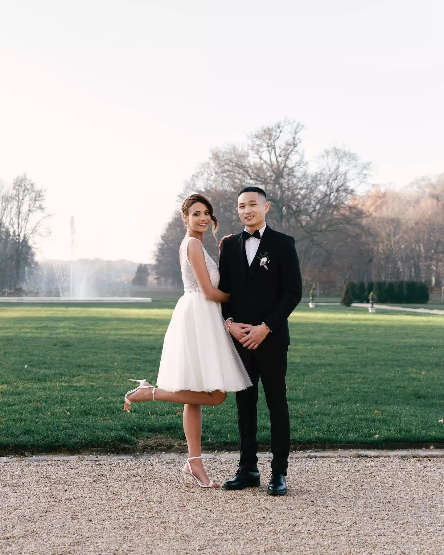 Couple en tenue de cérémonie sur balcon
