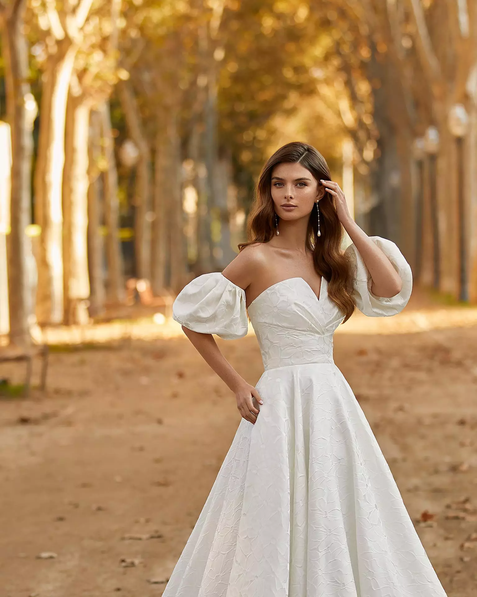 Vue d'ensemble de la robe Tunan en brocart