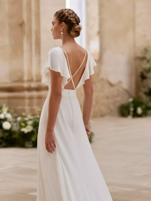 Robe de mariée Halina d'Alma Novia avec bretelles croisées et manches papillon