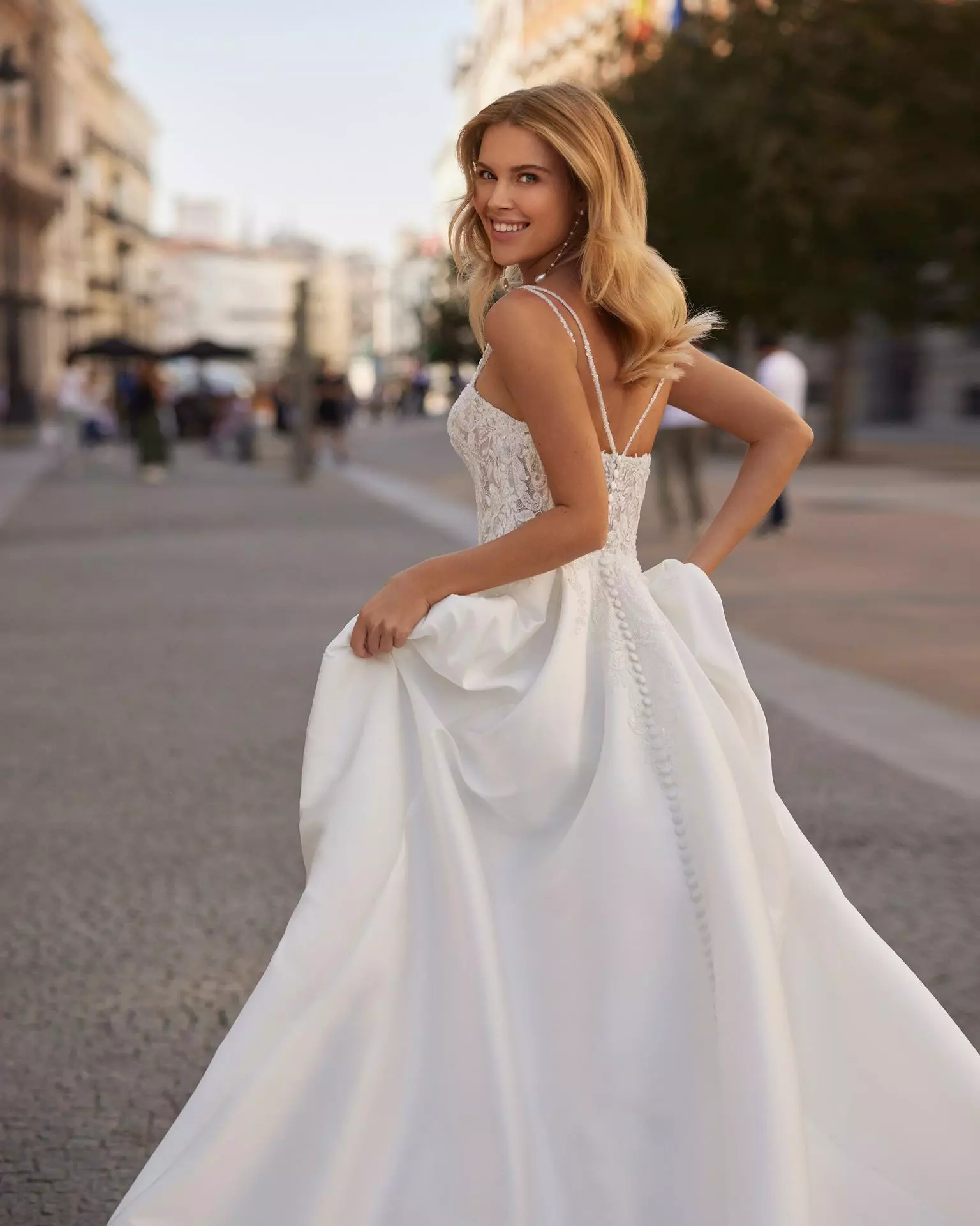 Dos de la robe Sivet avec boutons en tissu