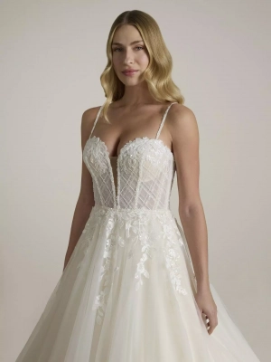 Robe Beauty de Ladybird, élégance moderne en tulle et dentelle, disponible en Off White/Champagne