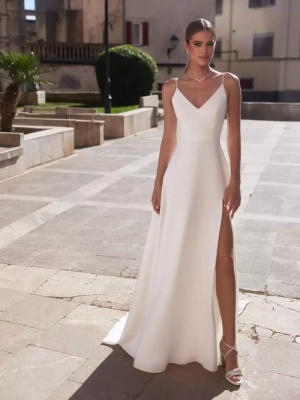 Robe de mariée ADELINA, élégance intemporelle et modernité, disponible chez La Robe de Carat à Paris