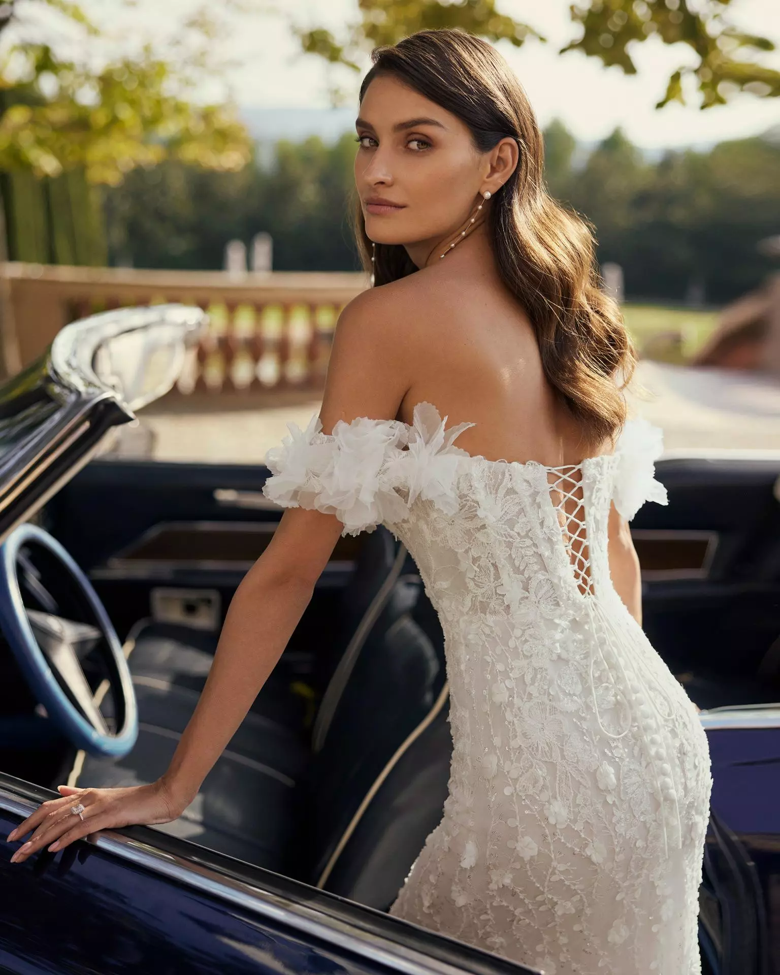 Robe de mariée sirène en dentelle et perles, élégance moderne et raffinée