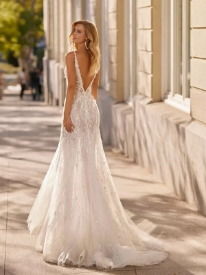 Vue d'ensemble de la robe SEALAN avec décolleté en cœur