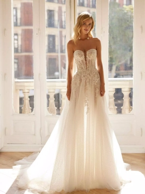 Robe de mariée Sesun de Luna Novias, élégante et romantique, en dentelle et tulle neige, disponible chez La Robe de Carat à Paris