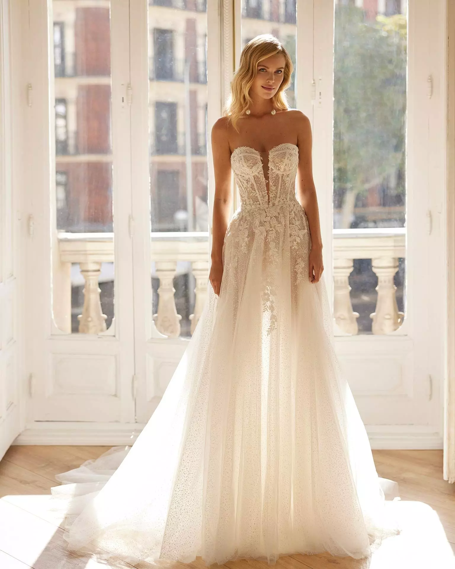 Robe de mariée Sesun de Luna Novias, élégante et romantique, en dentelle et tulle neige, disponible chez La Robe de Carat à Paris