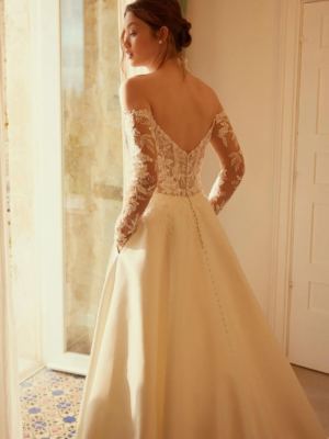 Robe Bella en satin avec manches brodées et dos subtil