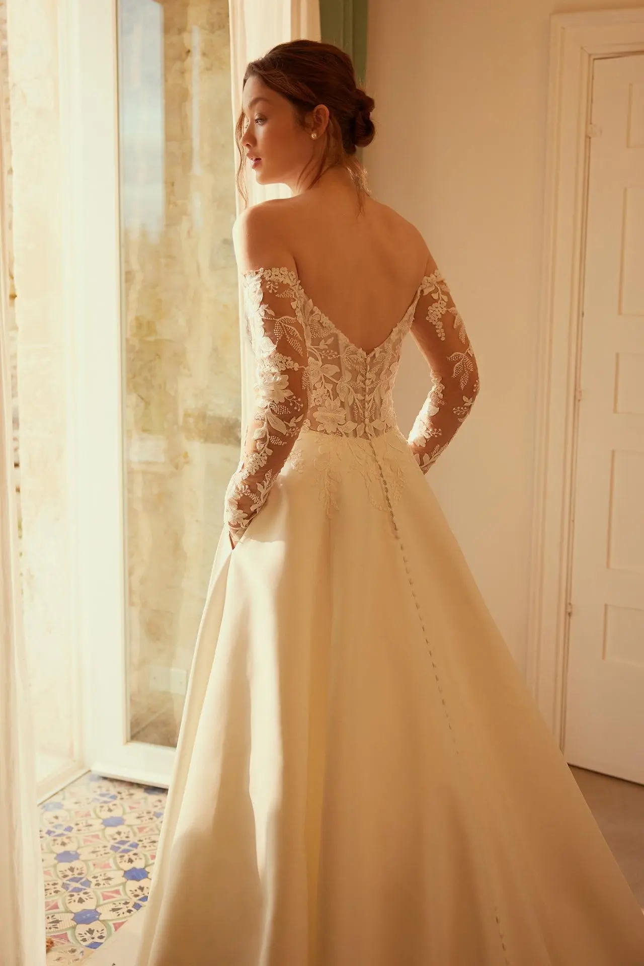 Robe Bella en satin avec manches brodées et dos subtil