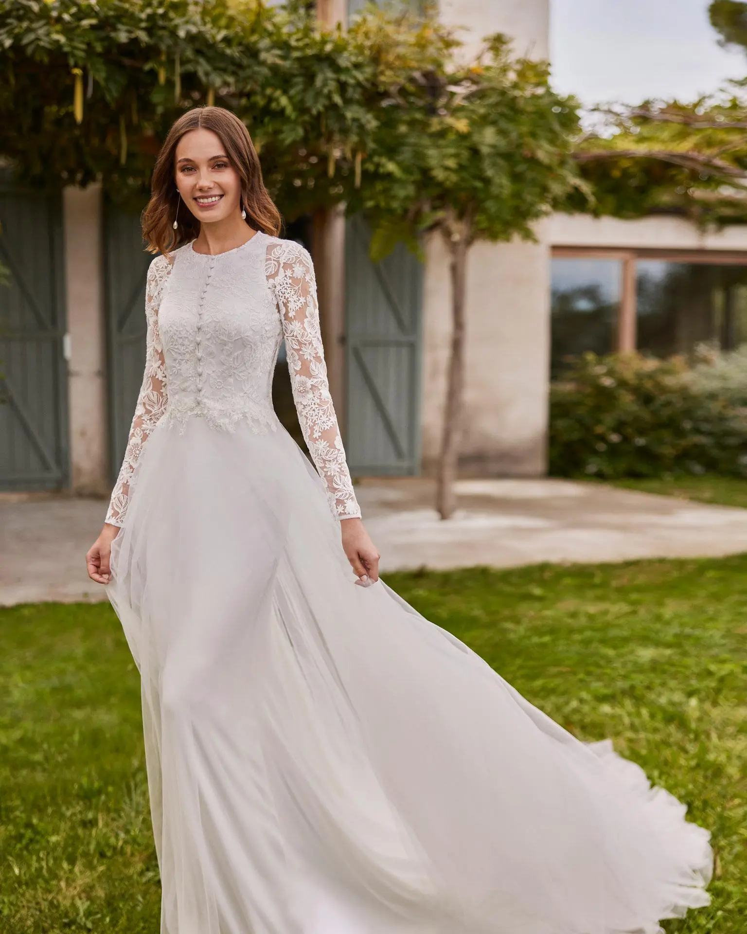 Vue de face de la robe Naitel avec col halter