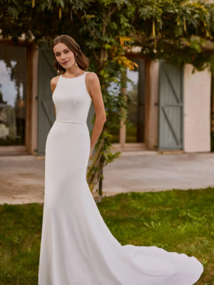 Robe de mariée Naitel d'Alma Novia en crêpe fluide, coupe droite, col halter et dos ouvert avec dentelle