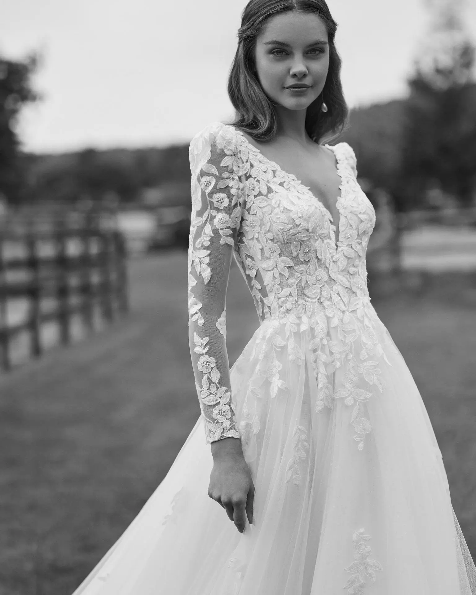 Robe Nolir Alma Novia avec dentelle et manches longues, dos ouvert, élégance et romantisme