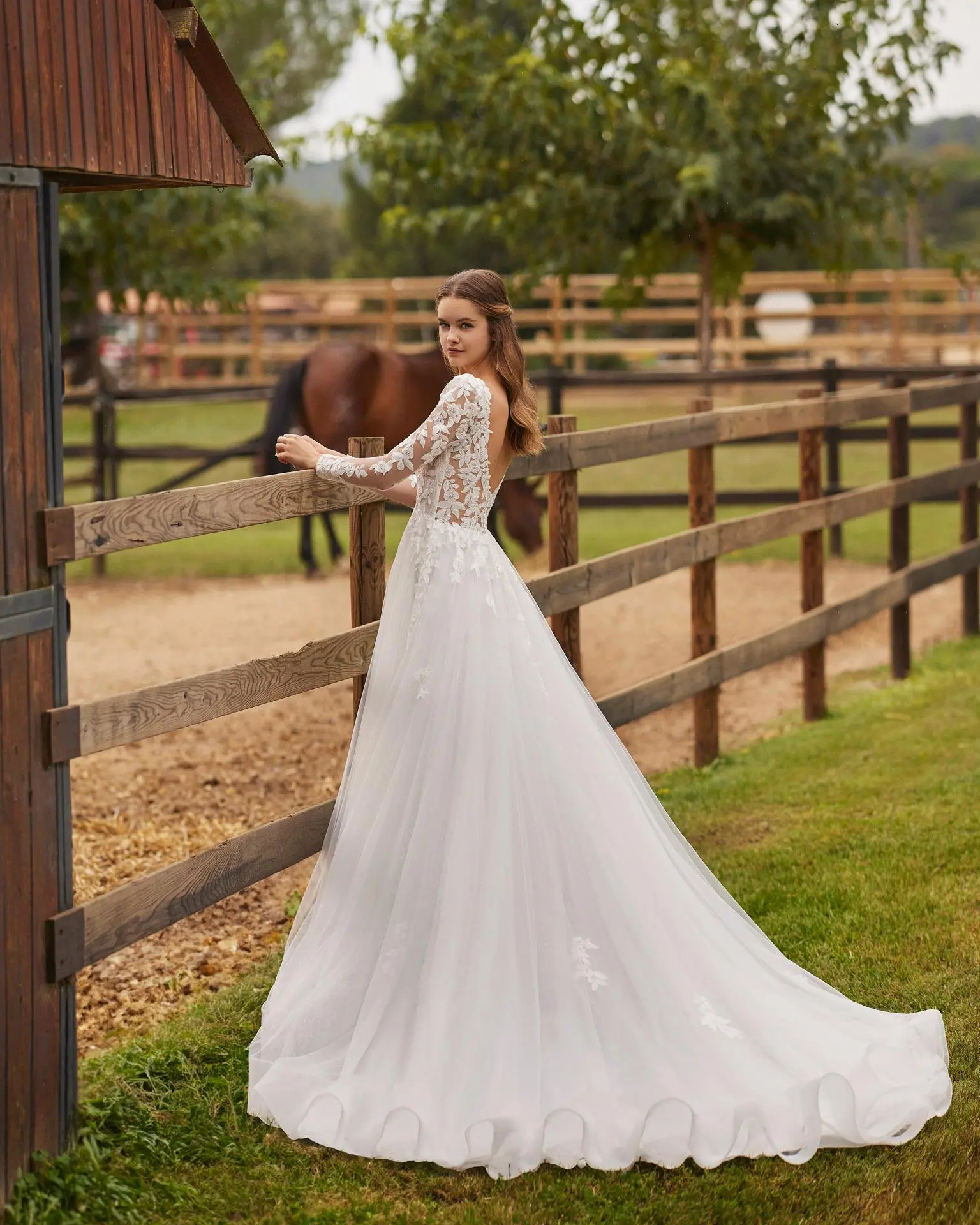 Robe Nolir en noir et blanc avec détails en dentelle