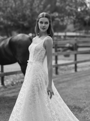 Robe de mariée Nuisa en dentelle élégante, coupe ligne A, col carré romantique