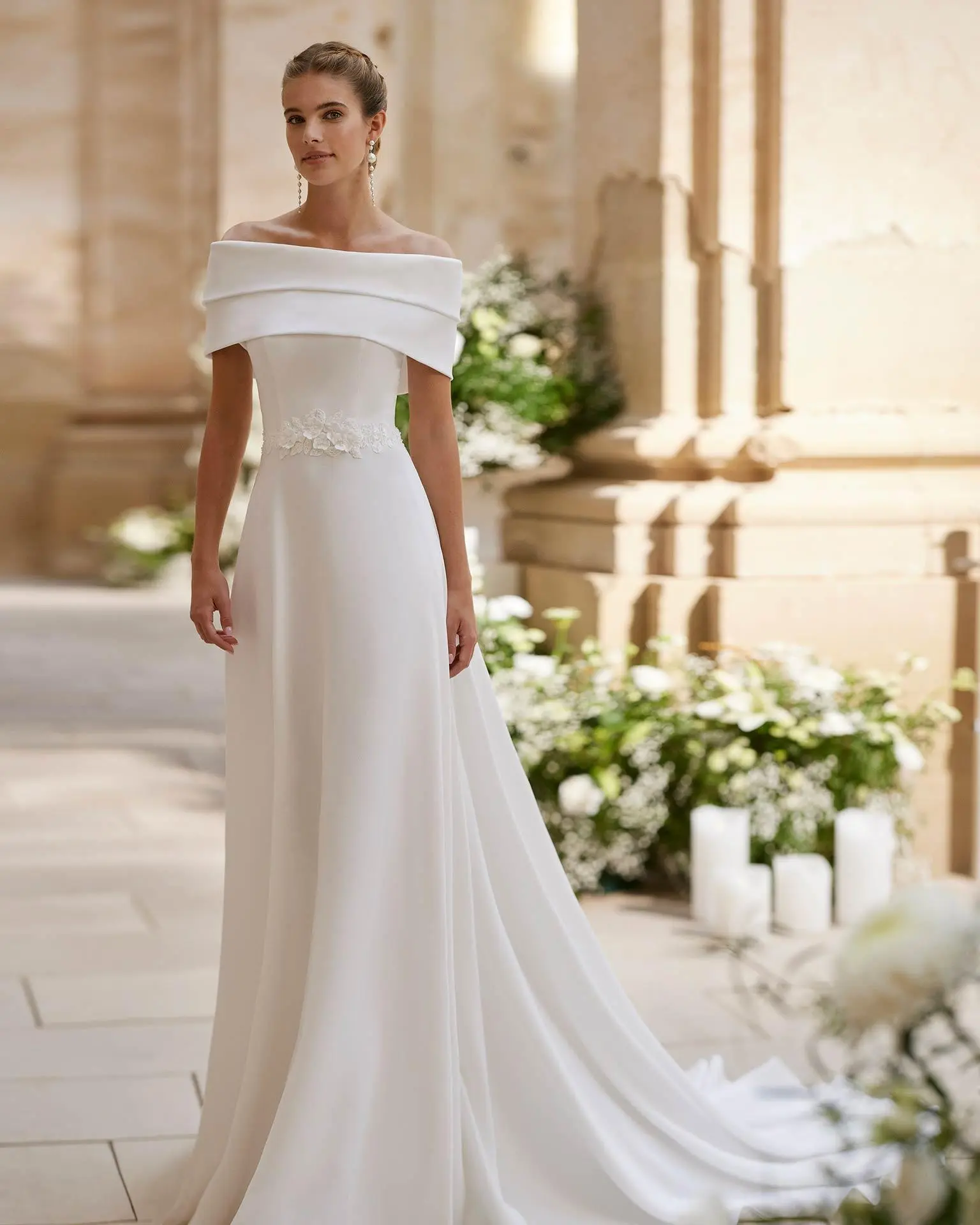 Robe Halder en crêpe stretch avec col bateau croisé et dentelle florale