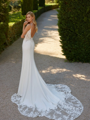 Robe Danilo en crêpe et dentelle, dos nu en V, traîne ornée
