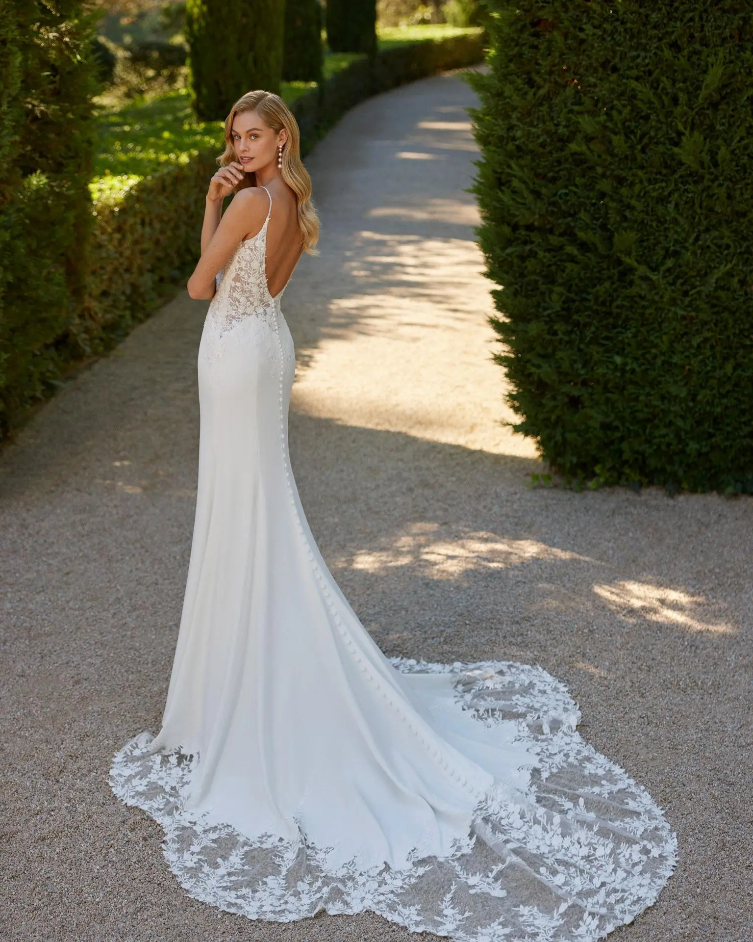 Robe Danilo en crêpe et dentelle, dos nu en V, traîne ornée